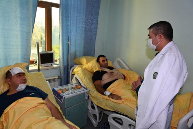 Elçin Quliyev helikopter qəzasında yaralanan hərbçiləri ziyarət edib