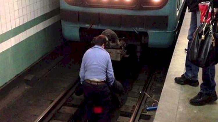 Bakı metrosunda həyəcanlı anlar - Sərnişin qatar yoluna düşdü