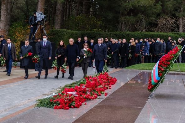 Gənclər və İdman Nazirliyi və Gənclər Fondunun nümayəndələri Ulu Öndərin xatirəsini anıblar - FOTO