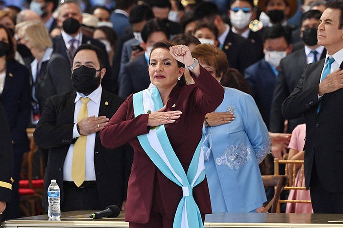 Hondurasın ilk qadın prezidenti and içib