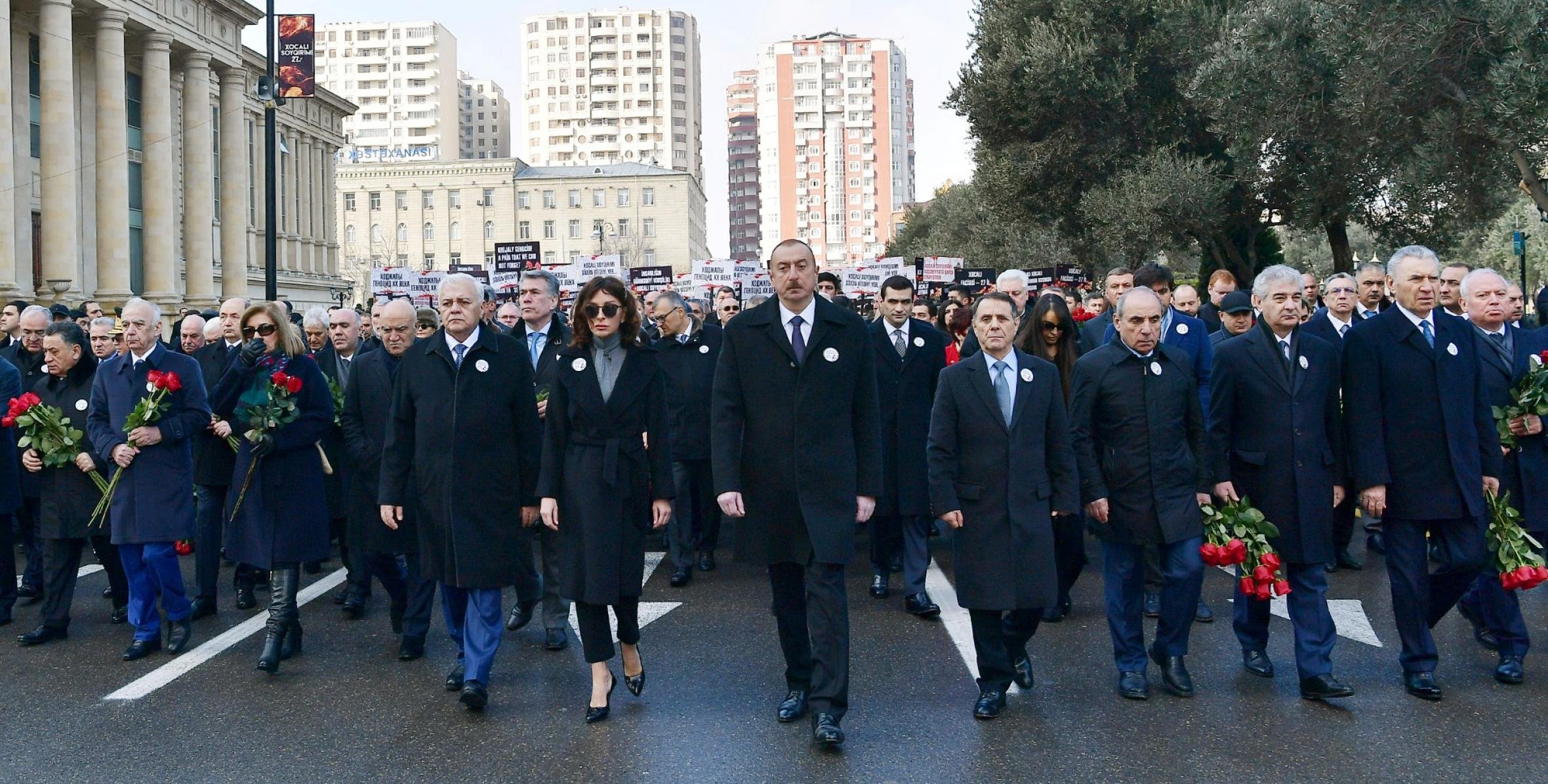 İlham Əliyev və Mehriban Əliyeva Xocalı soyqırımının 30-cu ildönümü ilə əlaqədar yürüşdə iştirak edirlər