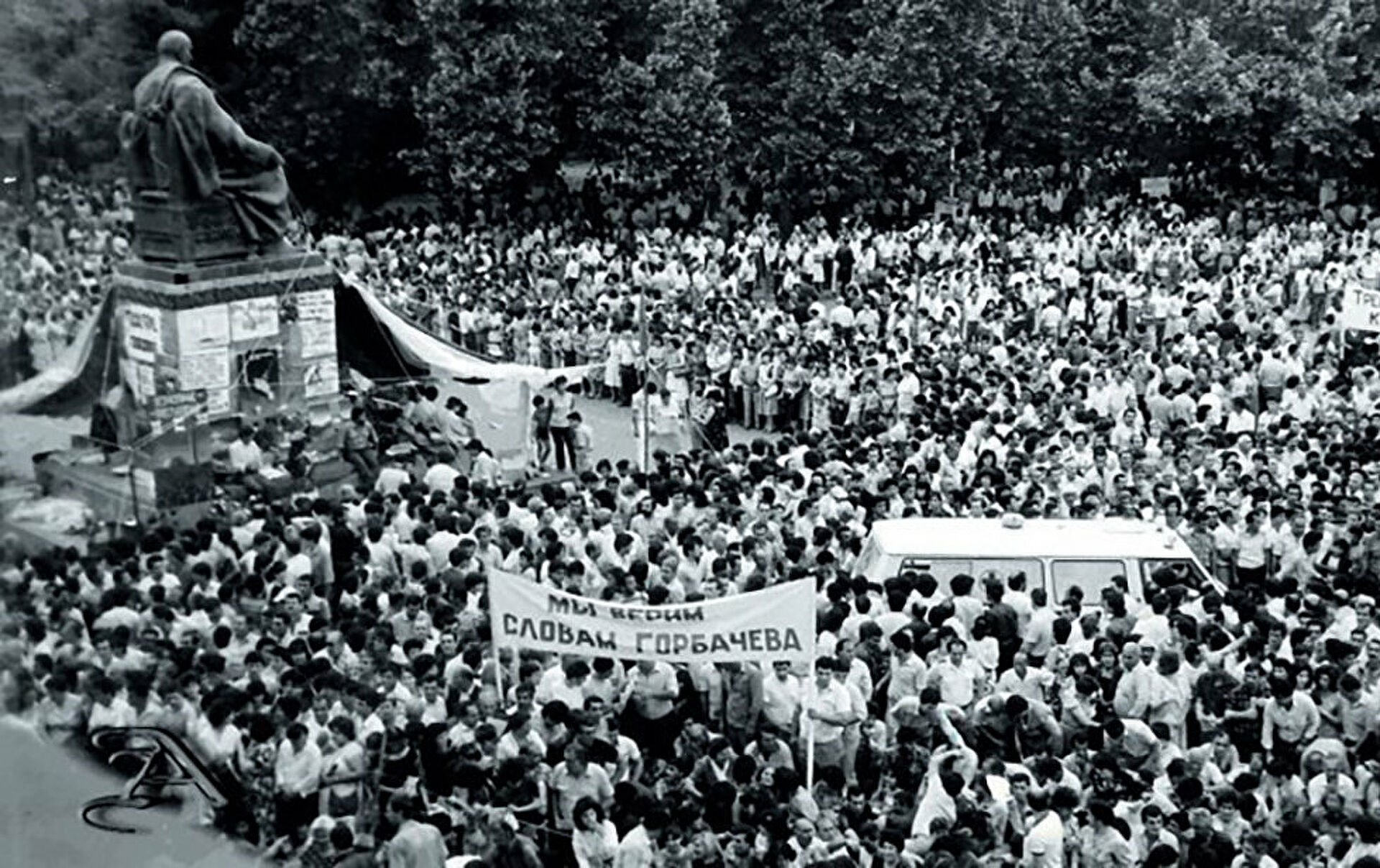 Sumqayıt hadisələri: Ermənilərin təxribatından 34 il ötür- FOTOXRONIKA