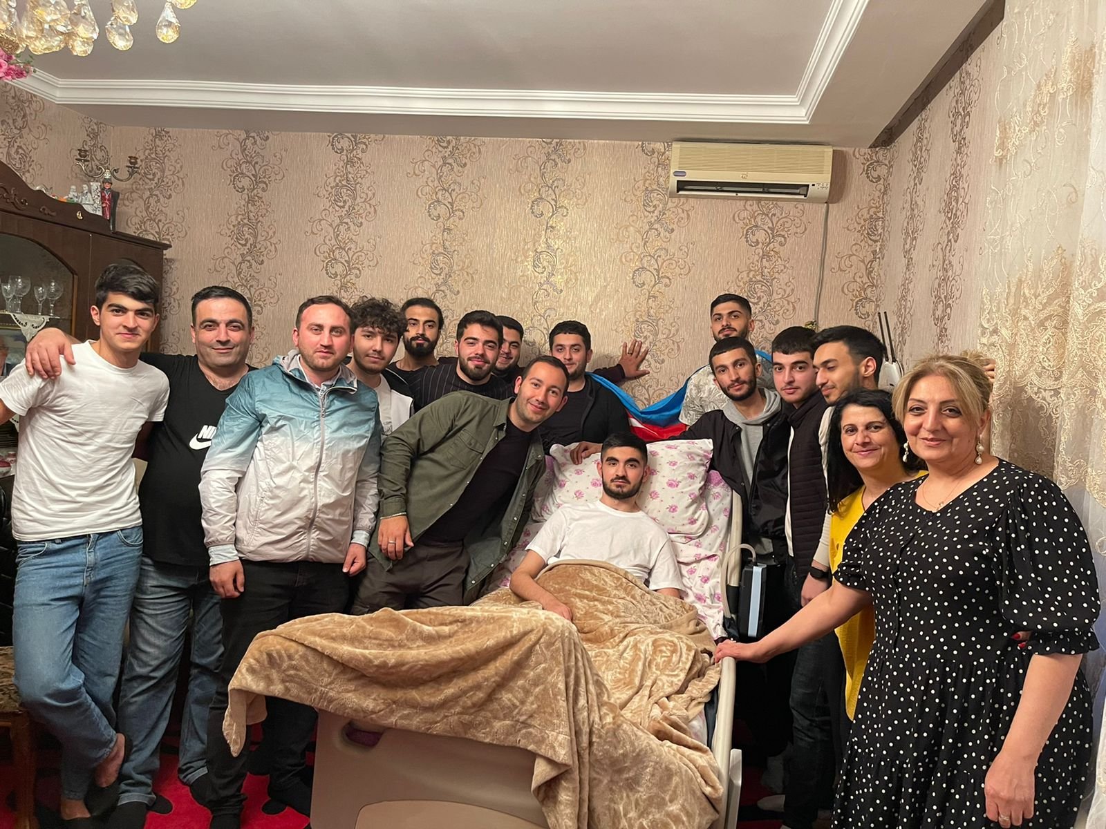 Qazisi Rəvan Əzizov H.Əliyev adına Beynəlxalq hava limanınında alqışlarla qarşılandı- FOTOLAR