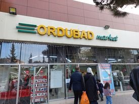 “Ordubad” marketdə alıcının aldığı malların  paketlərə doldurulmasına müdaxilə olunur.
