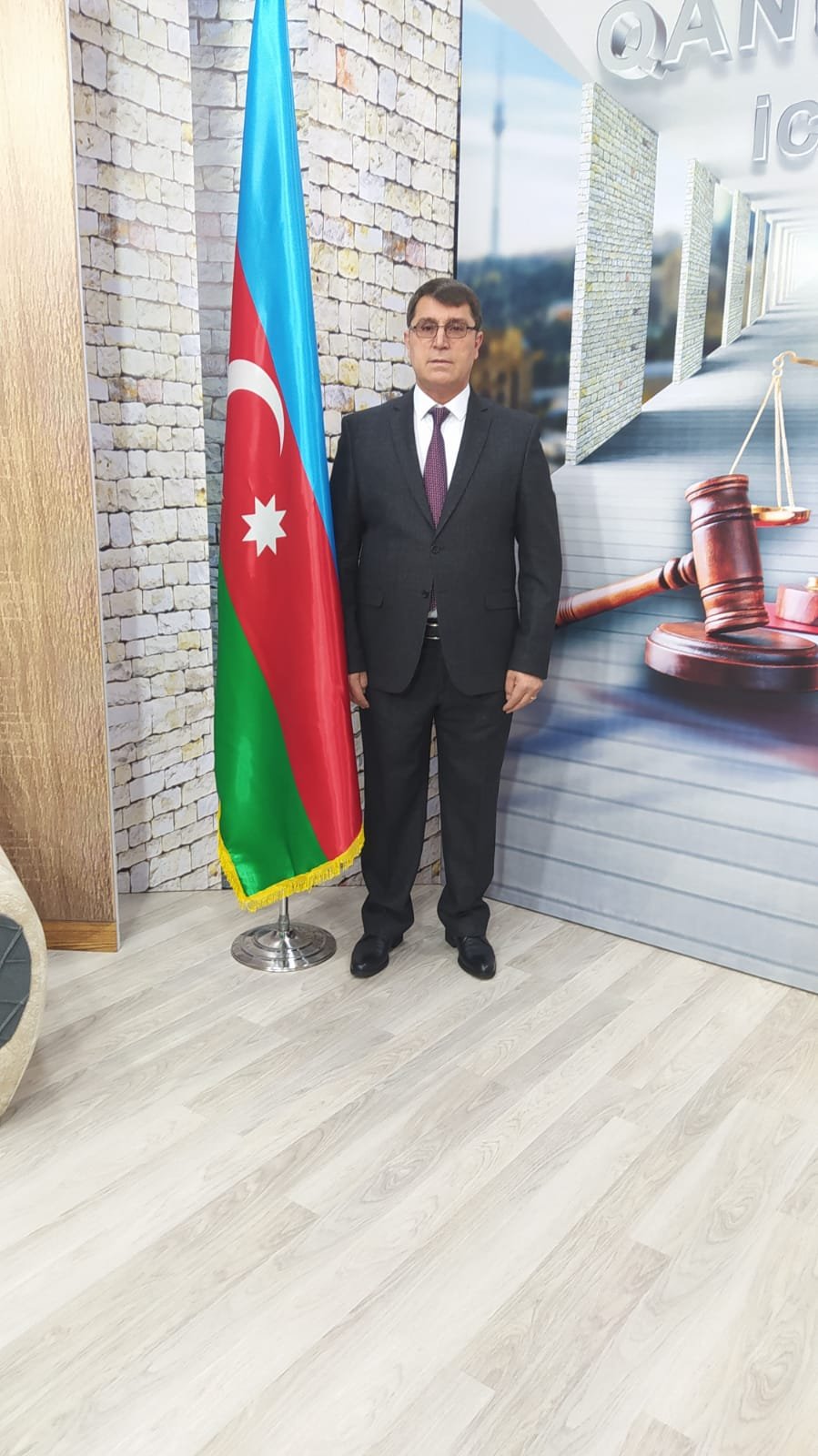 Tanınmış hüquqşünas vəkilləri təbrik etdi