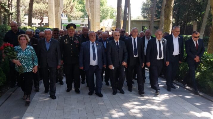 AVMVİB kollektivi Fəxri Xiyabanda Ümummilli Lider Heydər Əliyevin məzarını ziyarət etmişdir