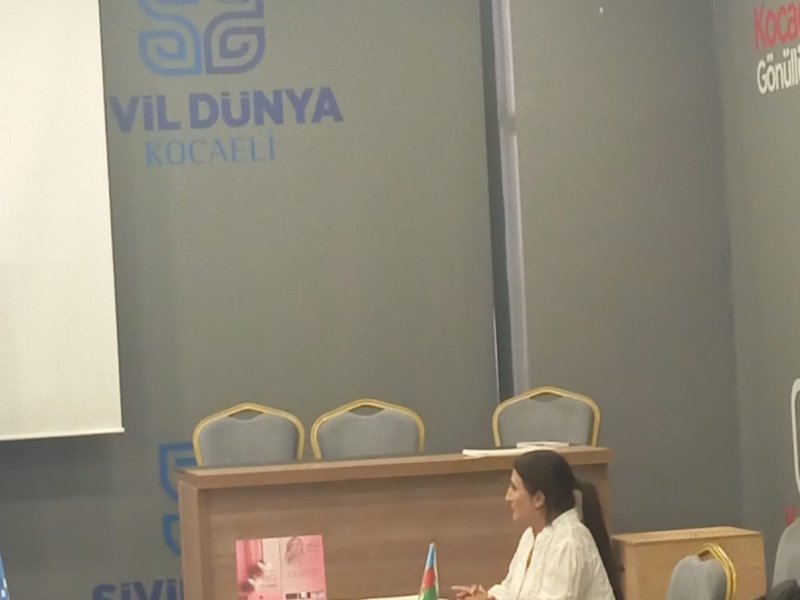 Leyla Mətinin "Sevgi mövsümü" adlı yeni kitabının imza günü İzmitdə keçirilib-FOTOLAR