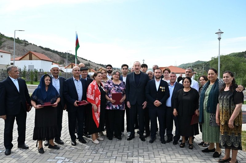 Prezidentin Bəylik sakinləri ilə səmimi söhbəti