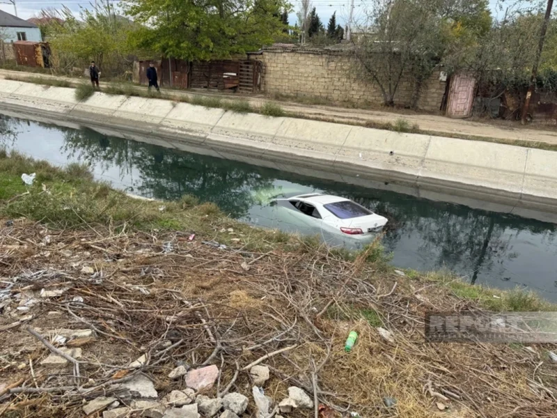 Sumqayıtda "Toyota Camry" kanala düşüb, xəsarət alanlar var-FOTO