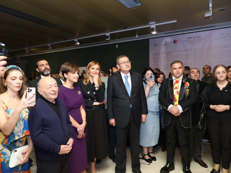 Azərbaycan Milli Xalça Muzeyində “Sənət və silah: ənənəvi Azərbaycan silahları rəssamların gözü ilə” sərgisi açılıb-FOTOLAR