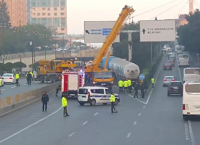 Qəza səbəbindən bağlanan Bakı-Sumqayıt yolu açıldı
