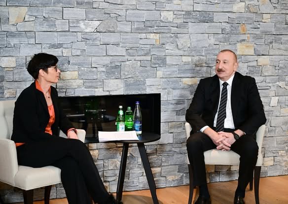 İlham Əliyev Davosda Avropa İttifaqının Genişlənmə üzrə komissarı Marta Kosla görüşüb