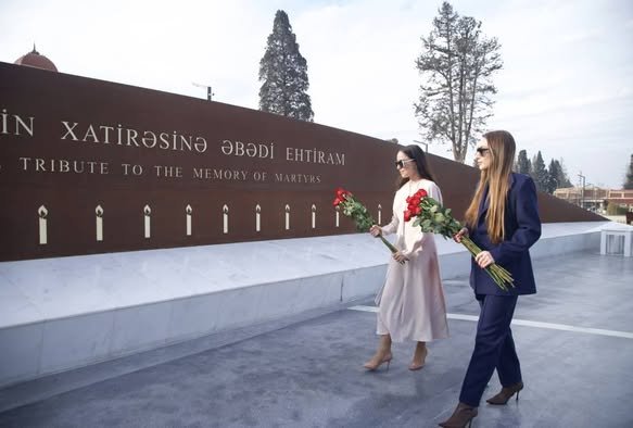 Leyla Əliyeva və Alena Əliyeva Gəncə Memorial Kompleksini və Milli Qəhrəman Natiq Qasımovun ailəsini ziyarət ediblər-FOTOLAR