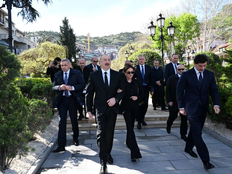 İlham Əliyev Tbilisidə Ümummilli Lider Heydər Əliyevin abidəsini ziyarət edib