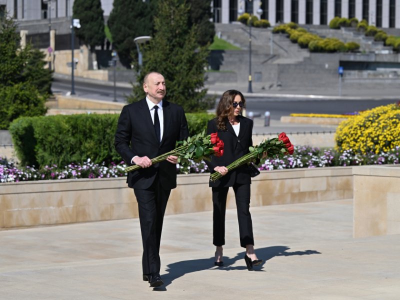 İlham Əliyev xanımı ilə müharibədə həlak olanların xatirəsini anıblar