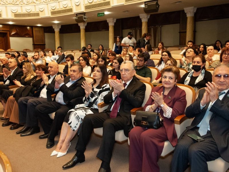Xalq yazıçısı Elçinin xatirəsinə həsr olunmuş "Baş" tamaşası nümayiş olunub-FOTOLAR